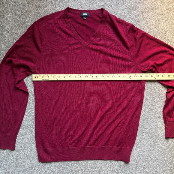 Uniqlo Men’s 100% Merino Wool V-Neck Sweater in Dark Red Burgundy Wine | Size L - Picture 4 of 9